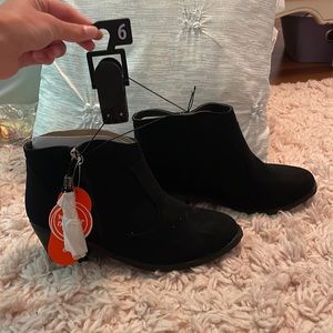 Women’s black shoes with a heel